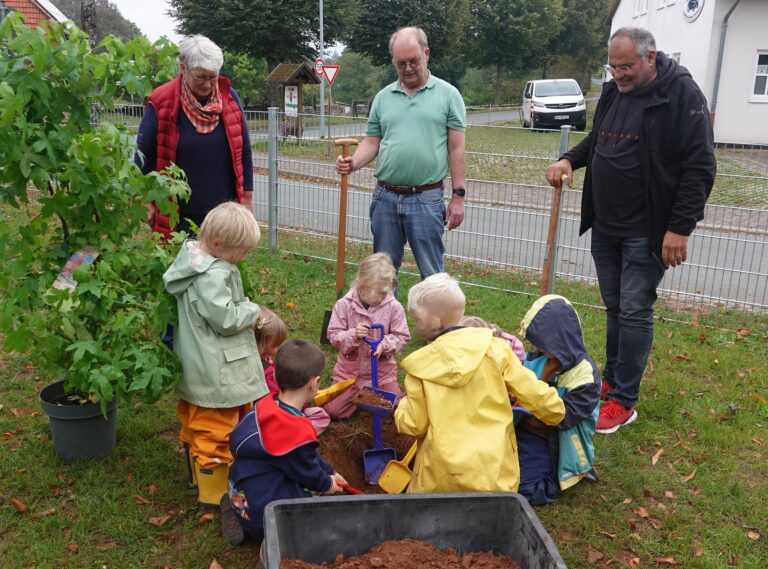 Für die Zukunft unserer Kinder – Grüne Waldeck pflanzen Jubiläumsbaum an der Kita Freienhagen